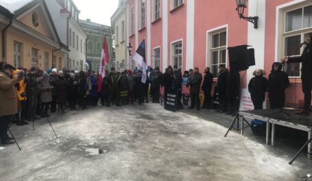 Video: rahumeelne meeleavaldus koroonapiirangute vastu Stenbocki maja ees (10.02)